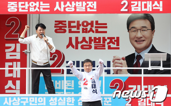 유권자들에게 지지 호소하는 김대식·장제원