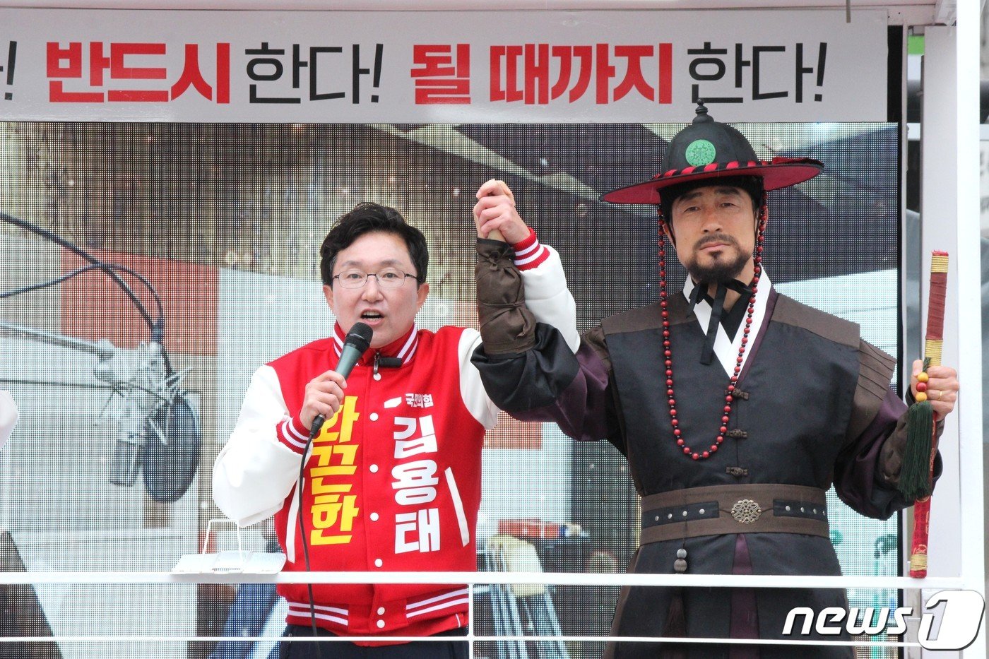 본문 이미지 - 김용태 국민의힘 후보와 배우 서범식씨가 함께 선거 유세를 하고 있다. (김용태 후보 측 제공)