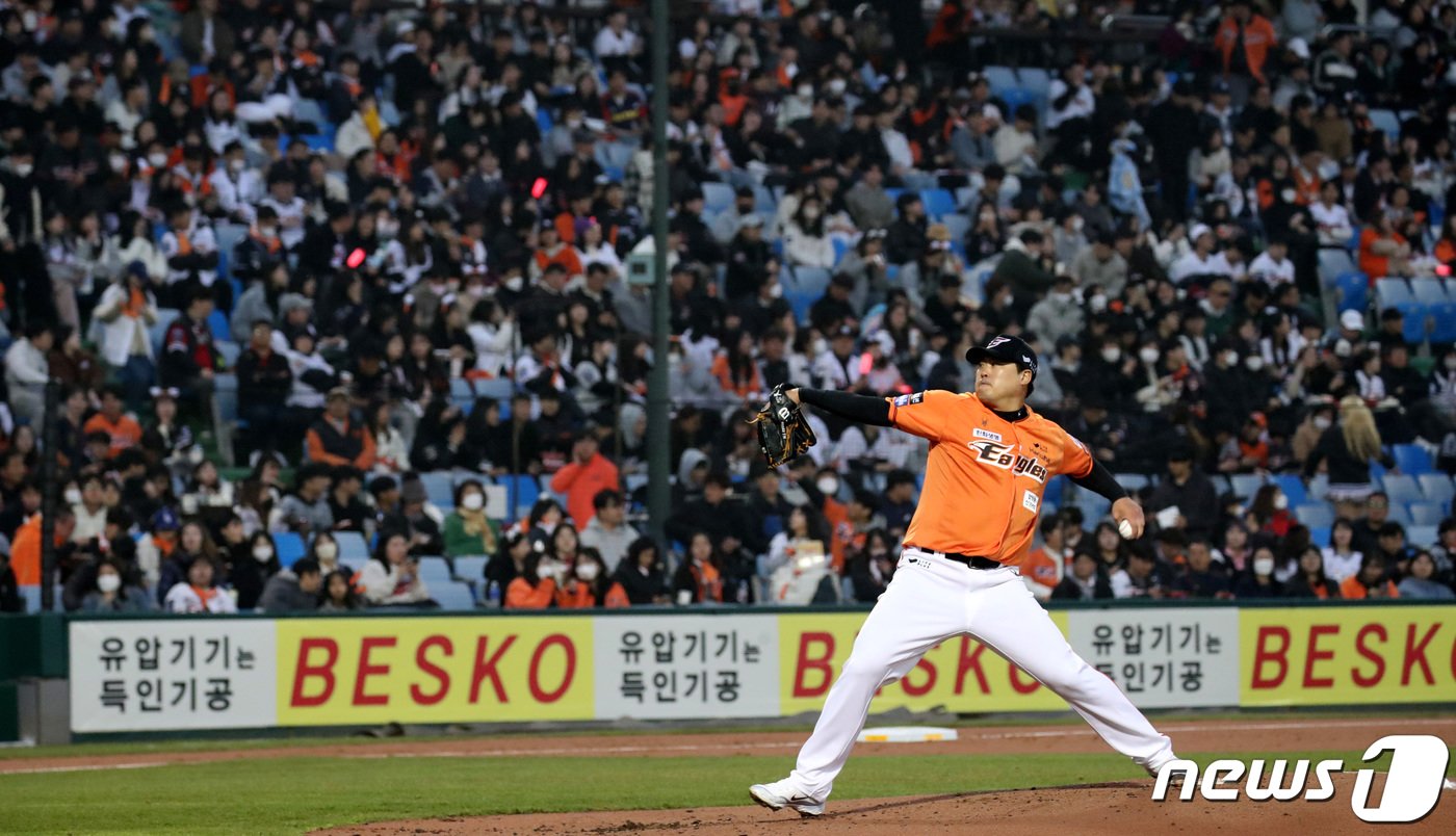 본문 이미지 - 29일 대전 중구 한화생명 이글스파크에서 열린 '2024 신한 SOL 뱅크 KBO리그' KT 위즈와 한화 이글스 경기에서 한화 선발 류현진이 역투하고 있다. 2024.3.29/뉴스1 ⓒ News1 김기태 기자