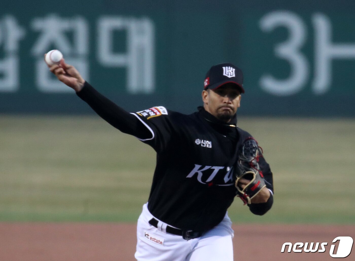 본문 이미지 - 역투하는 KT 위즈 윌리엄 쿠에바스. 2024.3.29/뉴스1 ⓒ News1 김기태 기자