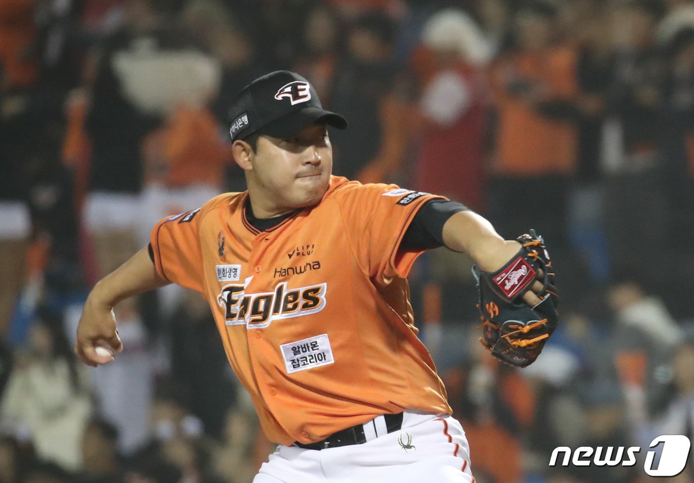 본문 이미지 - 29일 대전 중구 한화생명 이글스파크에서 열린 '2024 신한 SOL 뱅크 KBO리그' KT 위즈와 한화 이글스 경기에서 교체 투입된 한화 주현상이 역투하고 있다. 2024.3.29/뉴스1 ⓒ News1 김기태 기자
