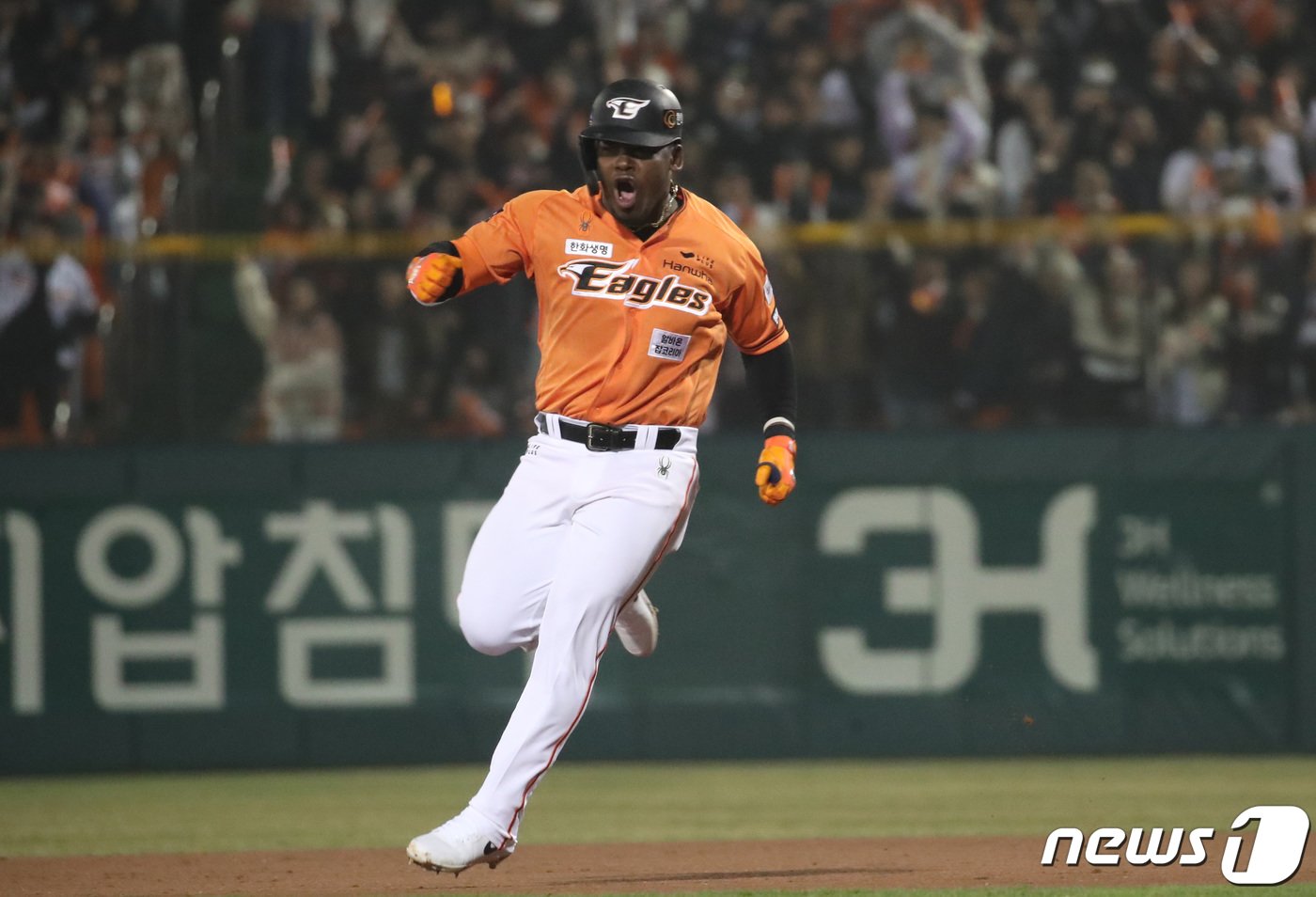 본문 이미지 - 29일 대전 중구 한화생명 이글스파크에서 열린 '2024 신한 SOL 뱅크 KBO리그' KT 위즈와 한화 이글스 경기에서 9회말 무사 상황 한화 페라자가 2루타를 치고 환호하고 있다. 2024.3.29/뉴스1 ⓒ News1 김기태 기자