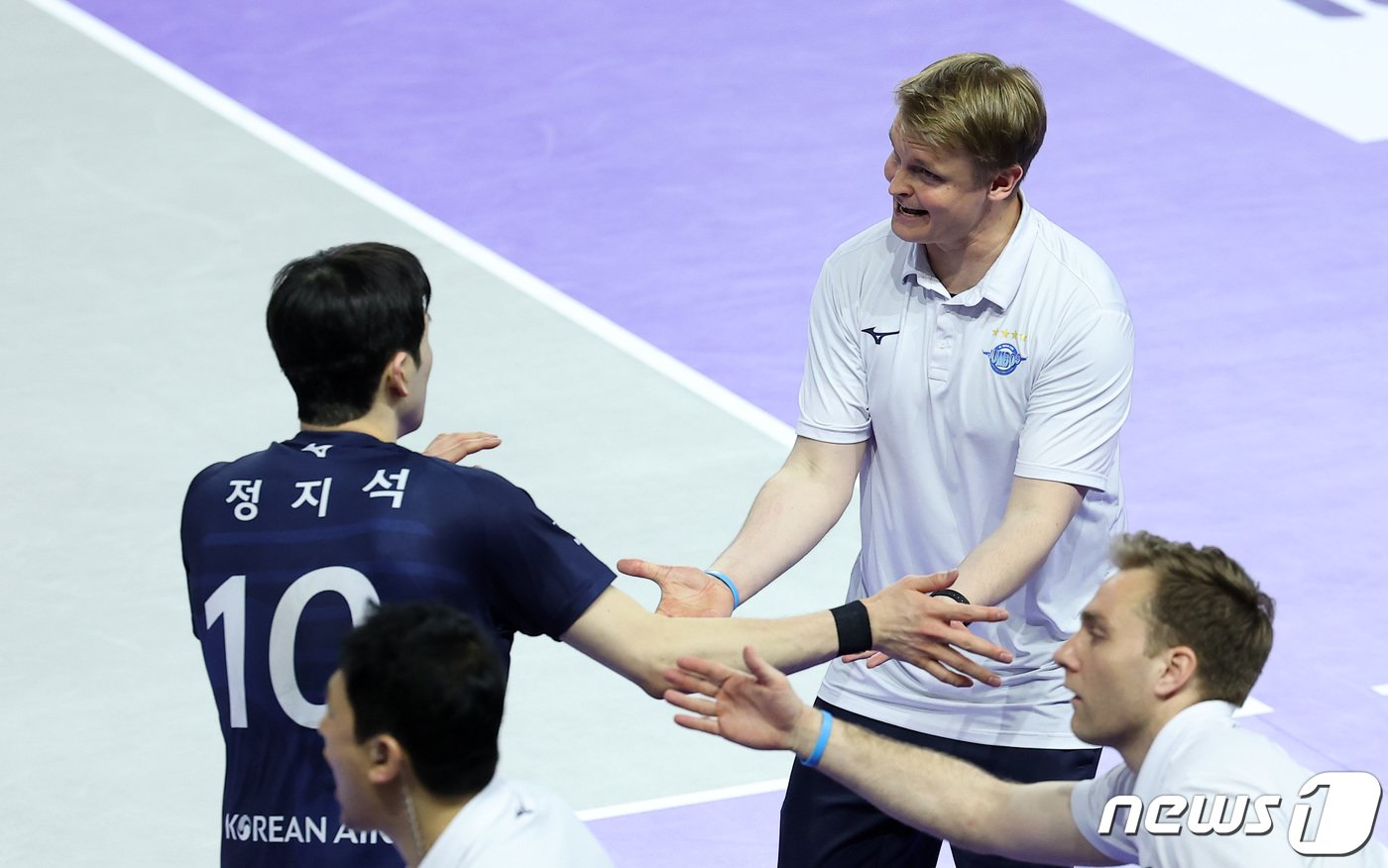 본문 이미지 - 대한항공 토미 틸리카이넨 감독이 29일 인천 계양체육관에서 열린 프로배구 '도드람 2023~2024 V리그' 남자부 챔피언결정전 1차전 대한항공과 OK금융그룹의 경기에서 정지석과 하이파이브를 하고 있다. 2024.3.29/뉴스1 ⓒ News1 김성진 기자