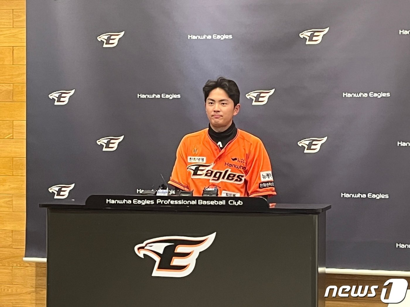 본문 이미지 - 임종찬이 29일 KT전 끝내기 안타를 친 후 취재진과 만나 인터뷰를 하고 있다.ⓒ 뉴스1