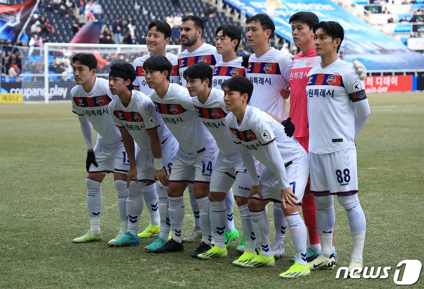 본문 이미지 - 2일 오후 인천광역시 중구 도원동 인천축구전용경기장에서 열린 '하나은행 K리그1 2024' 1라운드 인천 유나이티드와 수원FC의 경기에서 수원 베스트 일레븐이 포즈를 취하고 있다. 2024.3.3/뉴스1 ⓒ News1 박정호 기자