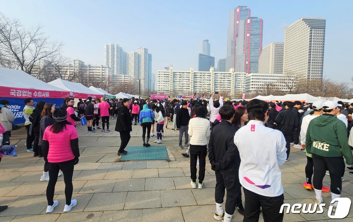 본문 이미지 - 국경없는 수의사회는 3일 서울 영등포구 여의도 이벤트광장에서 열린 '제14회 여의도벚꽃마라톤대회'에 참가했다. ⓒ 뉴스1 최서윤 기자