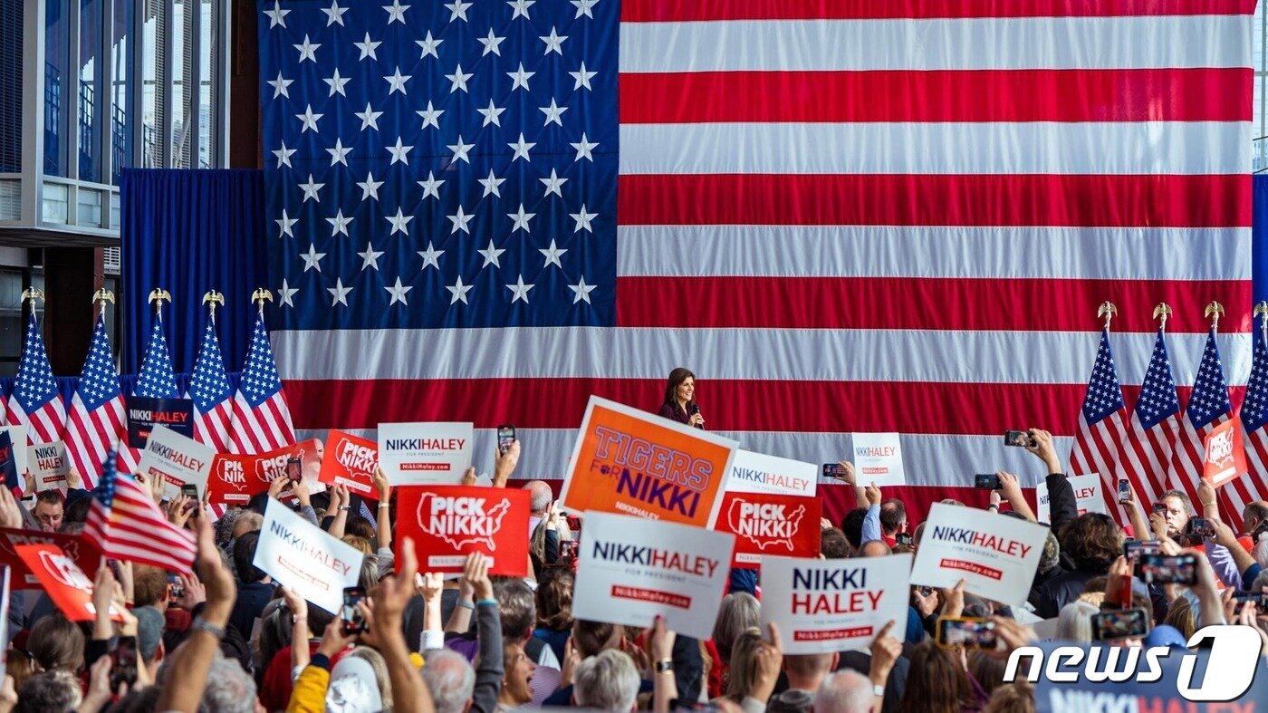 본문 이미지 - 공화당의 대선후보인 니키 헤일리 전 유엔대사가 2일(현지시간) 노스캐롤라이나주 롤리의 유니온 홀에서 연설을 하고 있다. 2024.3.2.