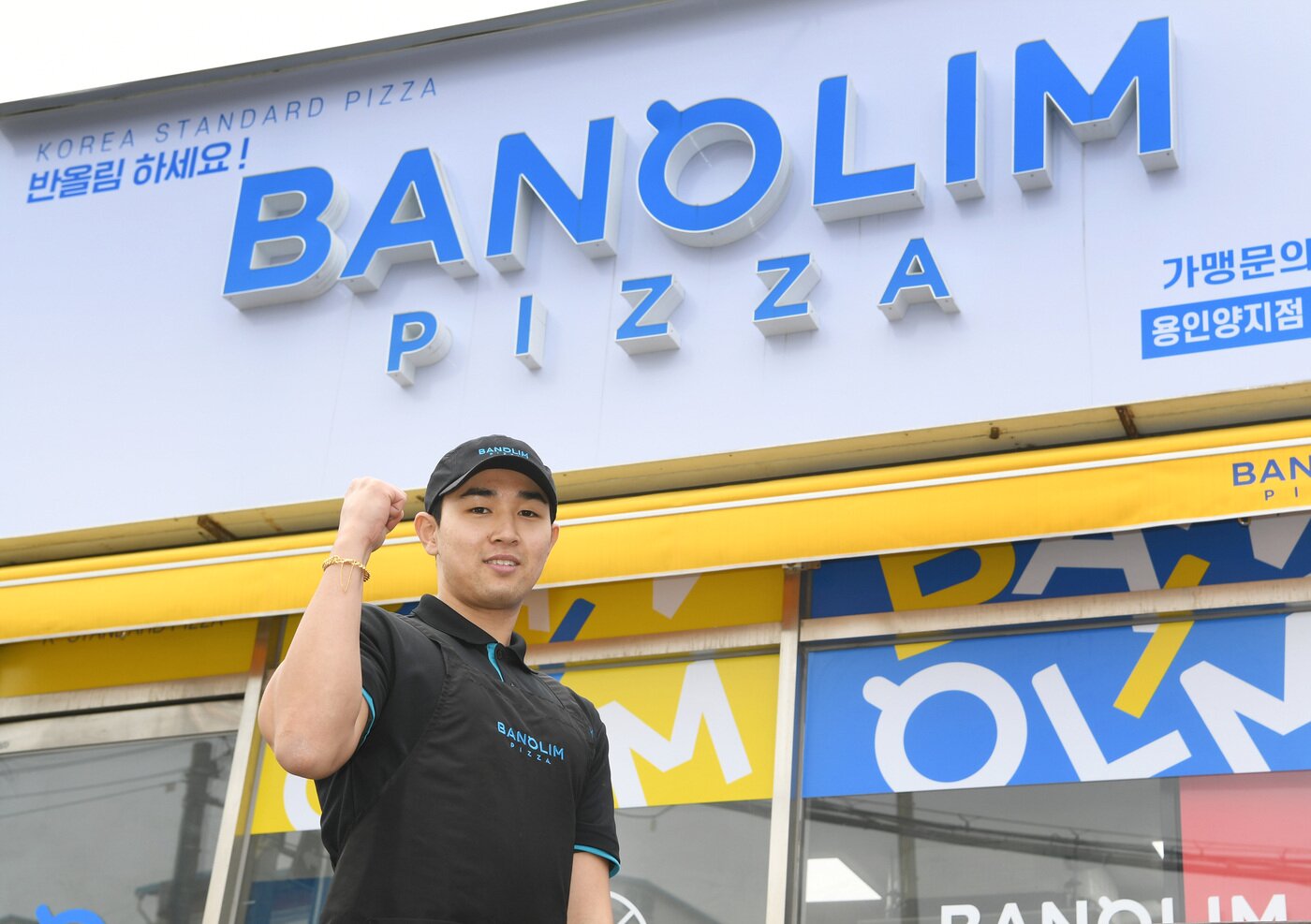 본문 이미지 - 반올림피자 용인양지점 점주 한강민 씨가 뉴스1과 인터뷰를 진행하는 모습.(반올림피자 제공) 