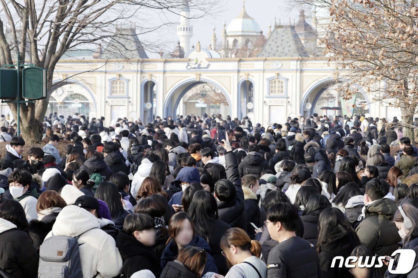 본문 이미지 - 푸바오가 일반 관람객들을 만나는 마지막 날인 3일 오전 경기 용인시 에버랜드에서 관람객들이 '오픈런'을 위해 대기하고 있다. 2024.3.3/뉴스1 ⓒ News1 사진공동취재단