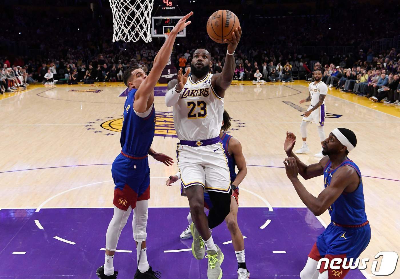 본문 이미지 - '킹' 르브론 제임스(23번)가 3일(한국시간) 열린 2023-24 NBA 덴버 너기츠전에서 2쿼터 1분21초가 지났을 때 레이업을 성공, 정규리그 통산 4만 득점을 달성했다. ⓒ AFP=뉴스1