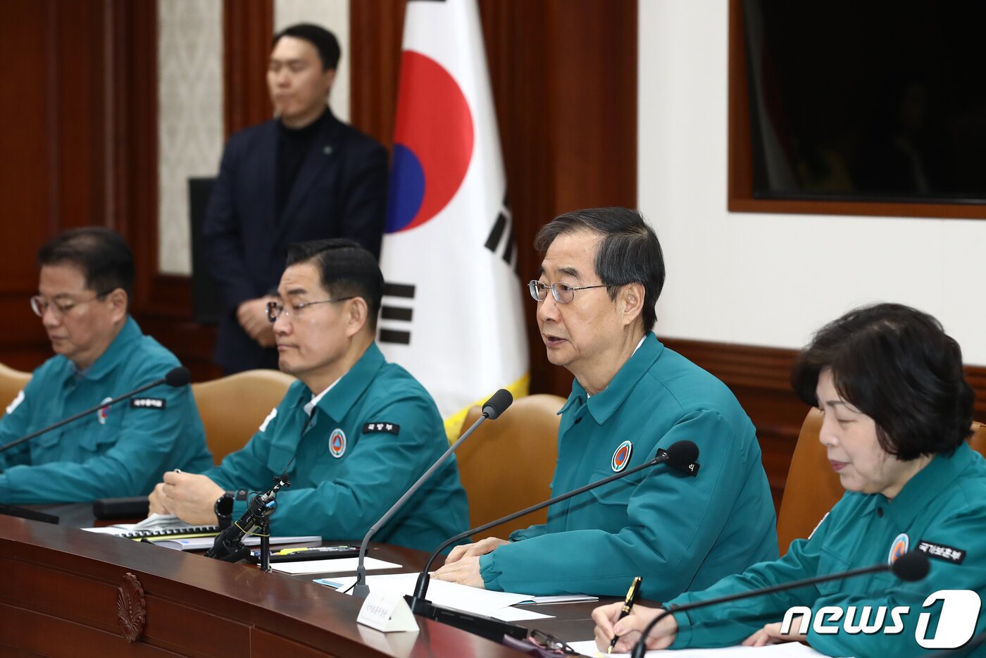 본문 이미지 - 한덕수 국무총리가 3일 오후 서울 종로구 정부서울청사에서 열린 의사 집단행동 대응 중앙재난안전대책본부 회의를 주재하고 있다. 2024.3.3/뉴스1 ⓒ News1 이광호 기자