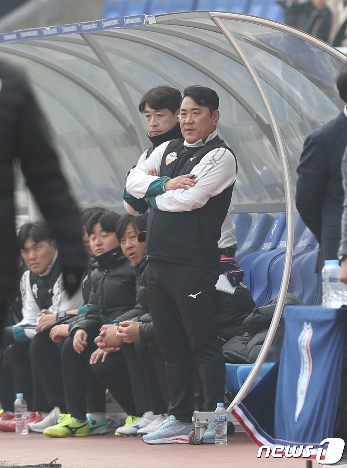 본문 이미지 - 3일 오후 경기 수원시 팔달구 수원월드컵경기장에서 열린 '하나은행 K리그2 2024' 1라운드 수원삼성과 충남아산의 경기에서 아산 김현석 감독이 경기를 지켜보고 있다. 2024.3.3/뉴스1 ⓒ News1 김영운 기자