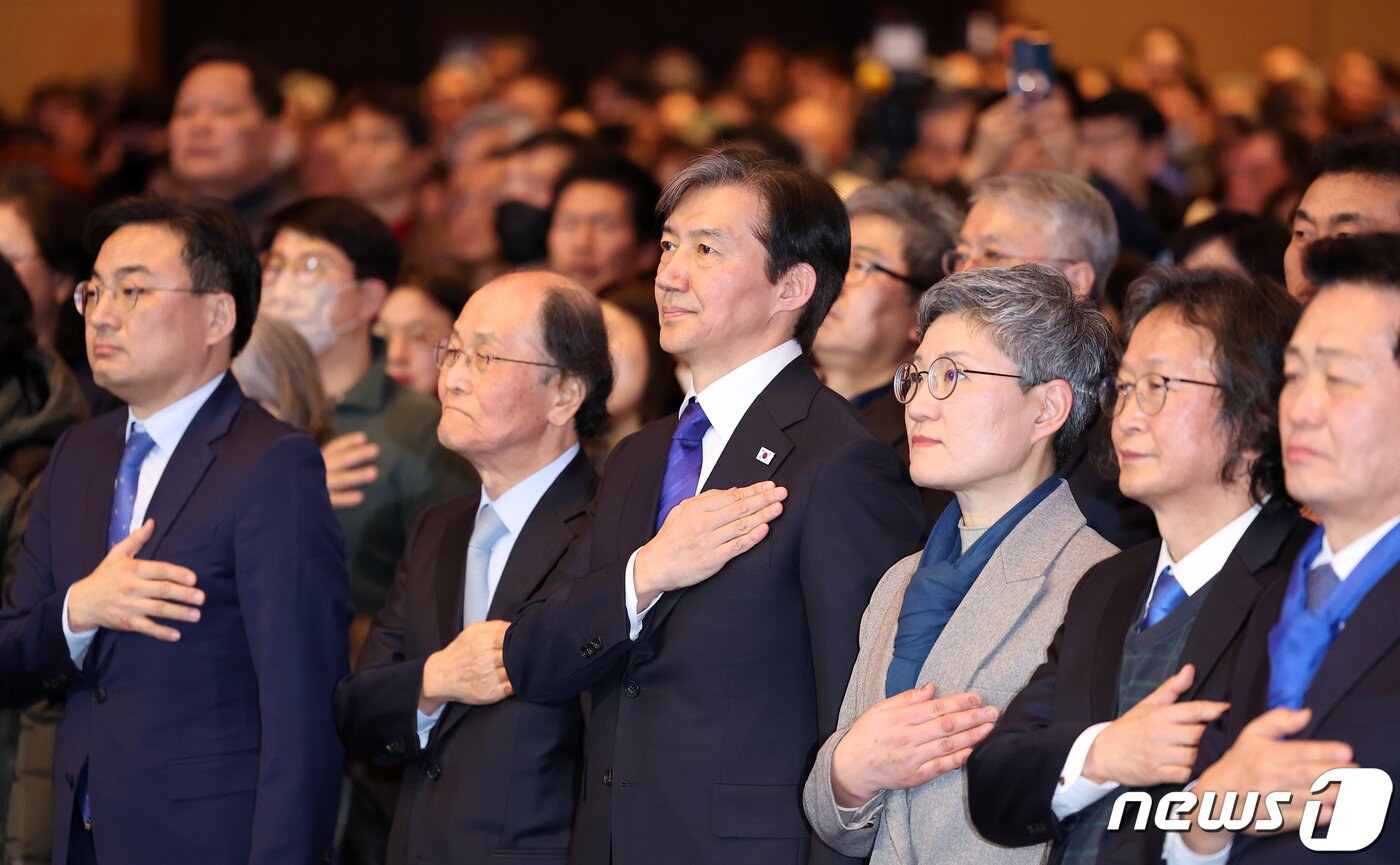 본문 이미지 - 조국 전 법무부 장관이 3일 경기 고양시 킨텍스에서 열린 조국혁신당 창당 대회에서 국기에 대한 경례를 하고 있다. 2024.3.3/뉴스1 ⓒ News1 김성진 기자