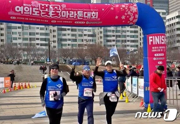 본문 이미지 - 국경없는 수의사회는 3일 서울 영등포구 여의도 이벤트광장에서 열린 '제14회 여의도벚꽃마라톤대회'에 참가했다. ⓒ 뉴스1 최서윤 기자