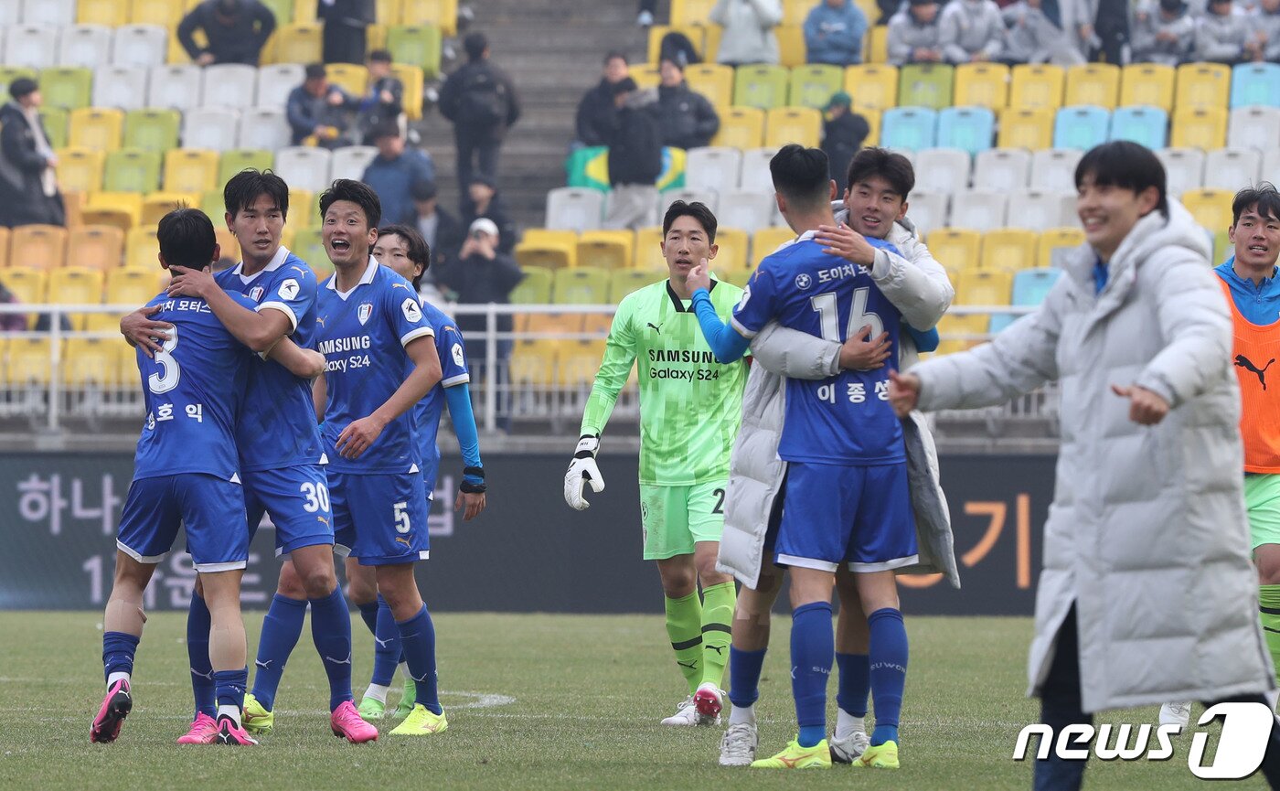 본문 이미지 - 3일 오후 경기 수원시 팔달구 수원월드컵경기장에서 열린 '하나은행 K리그2 2024' 1라운드 수원삼성과 충남아산의 경기에서 2대1로 승리를 거둔 수원 선수들이 기뻐하고 있다. 2024.3.3/뉴스1 ⓒ News1 김영운 기자