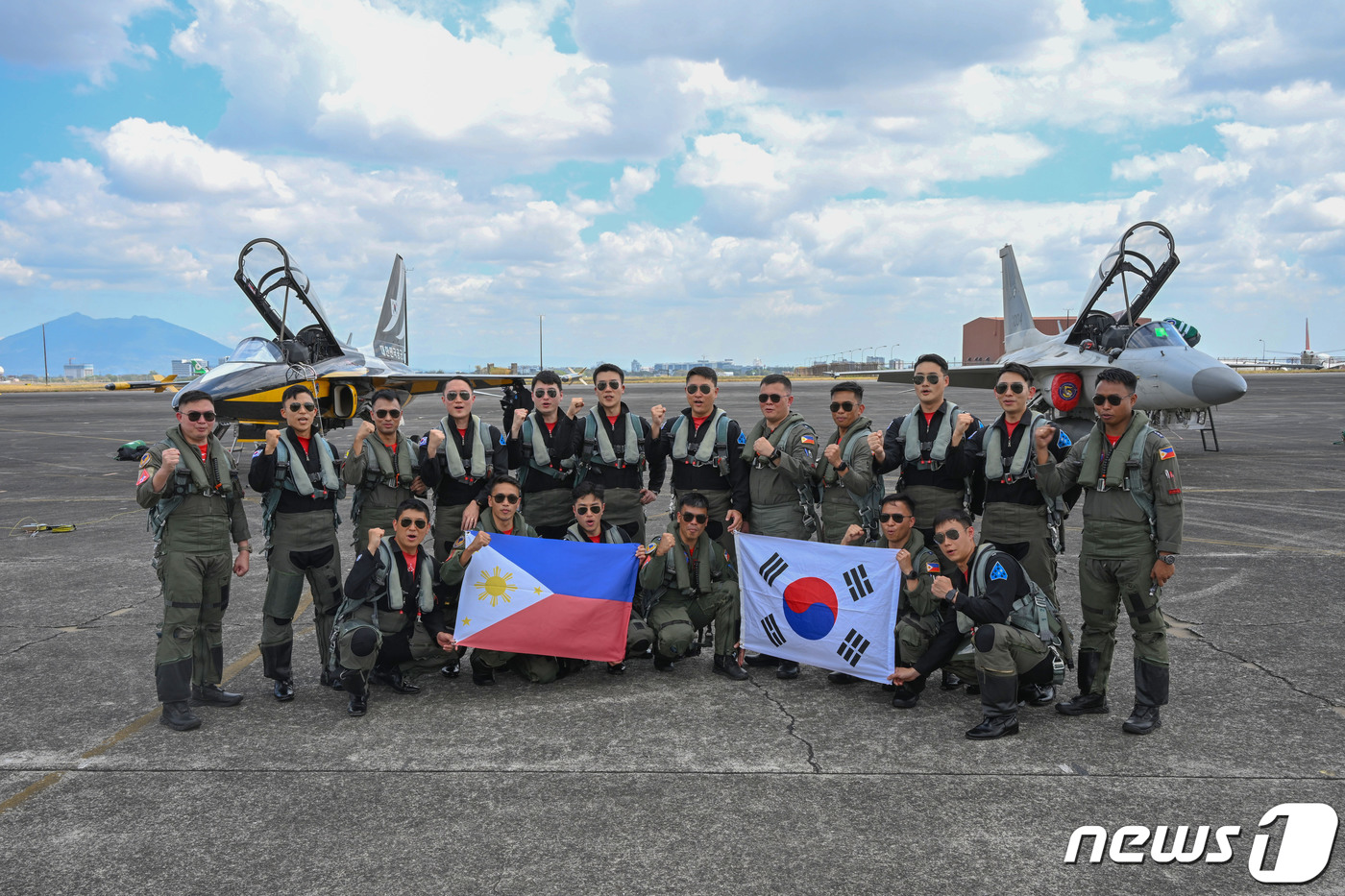 (서울=뉴스1) = 한국 공군 블랙이글스의 T-50B와 필리핀 공군의 FA-50PH 조종사들이 3일 필리핀 클락 공군기지에서 한-필리핀 수교 75주년을 축하하는 우정비행을 마친 뒤 …