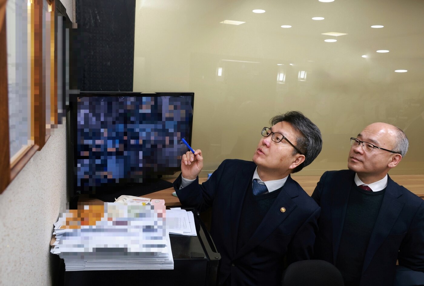 본문 이미지 - 오석환 교육부 차관(왼쪽)이 22일 서울 강남구 소재의 한 학원에서 설세훈 서울시 부교육감과 학원 합동점검을 하고 있다. (교육부 제공)