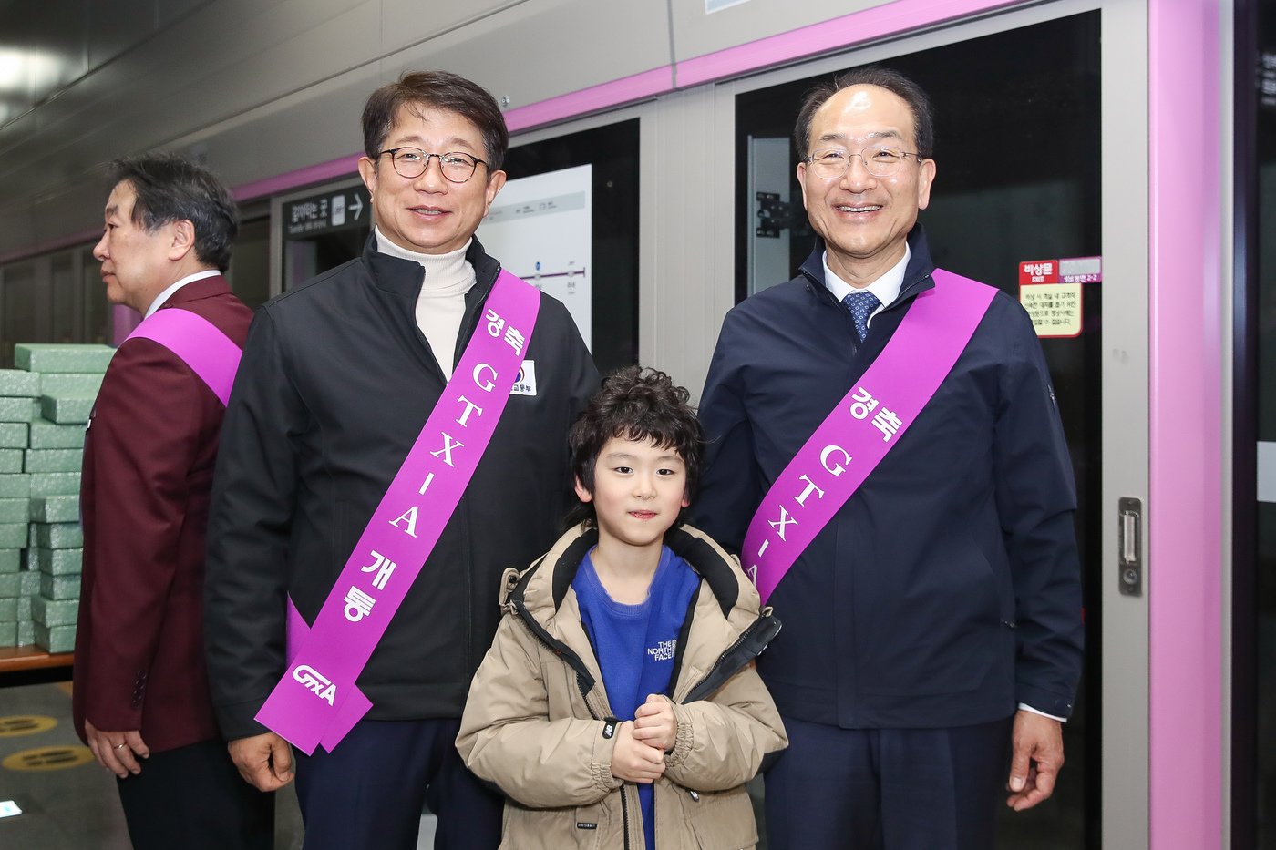 본문 이미지 - 박상우 국토교통부 장관(왼쪽)과 이성해 국가철도공단 이사장이 30일 첫 승객인 최준서 학생과 기념촬영을 하고 있다(국토부 제공)..