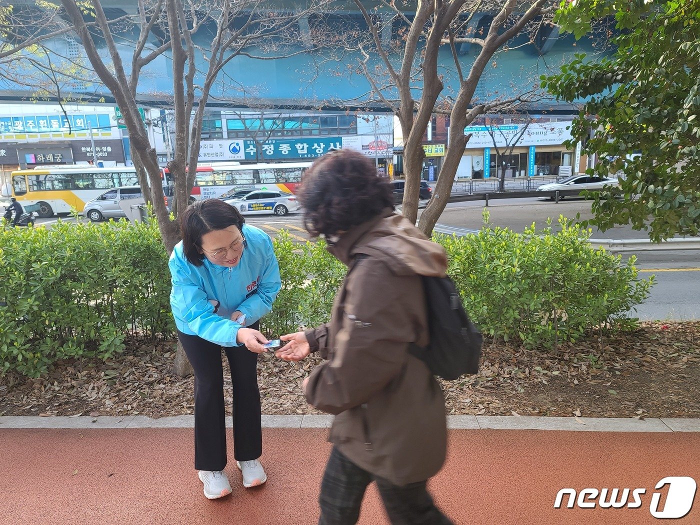 본문 이미지 - 22대 총선 광주 동남을 선거구에 출마한 김미화 진보당 후보가 광주 동구 남광주시장 인근에서 지역민들에게 인사를 하고 있다. 2024.3.30/뉴스1