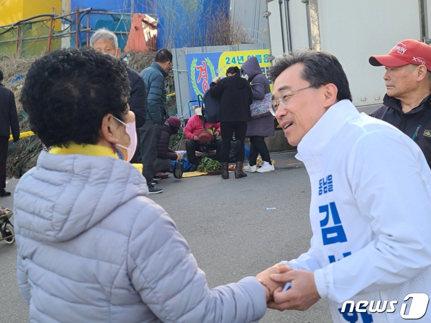 본문 이미지 - 22대 총선 광주 동남을 선거구에 출마한 김성환 무소속 후보가 지역민과 인사를 나누고 있다.2024.3.30/뉴스1