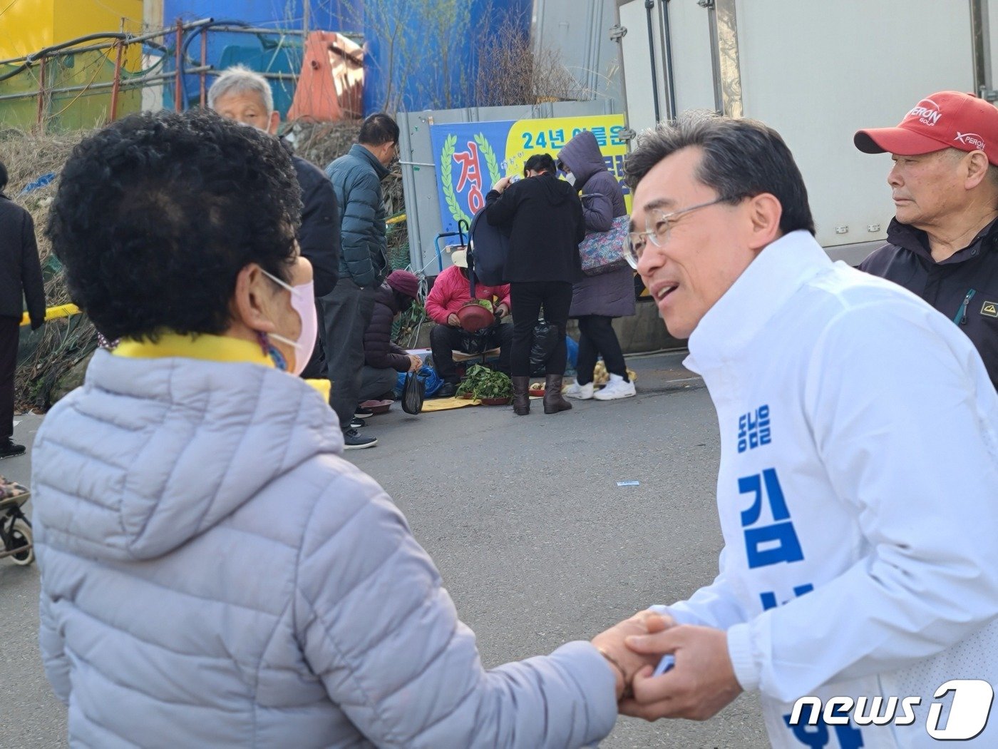 22대 총선 광주 동남을 선거구에 출마한 김성환 무소속 후보가 지역민과 인사를 나누고 있다.2024.3.30/뉴스1