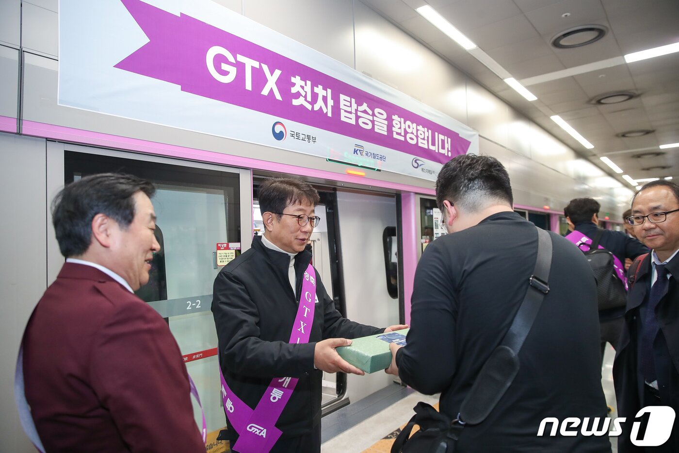본문 이미지 - 박상우 국토교통부 장관이 수도권 광역급행철도 A노선&#40;GTX-A&#41; 개통 첫 날인 지난 4월 경기 화성시 동탄역을 방문해 첫차를 탑승하는 탑승객들을 맞이하고 있다. &#40;국토교통부 제공&#41; 2024.3.30/뉴스1