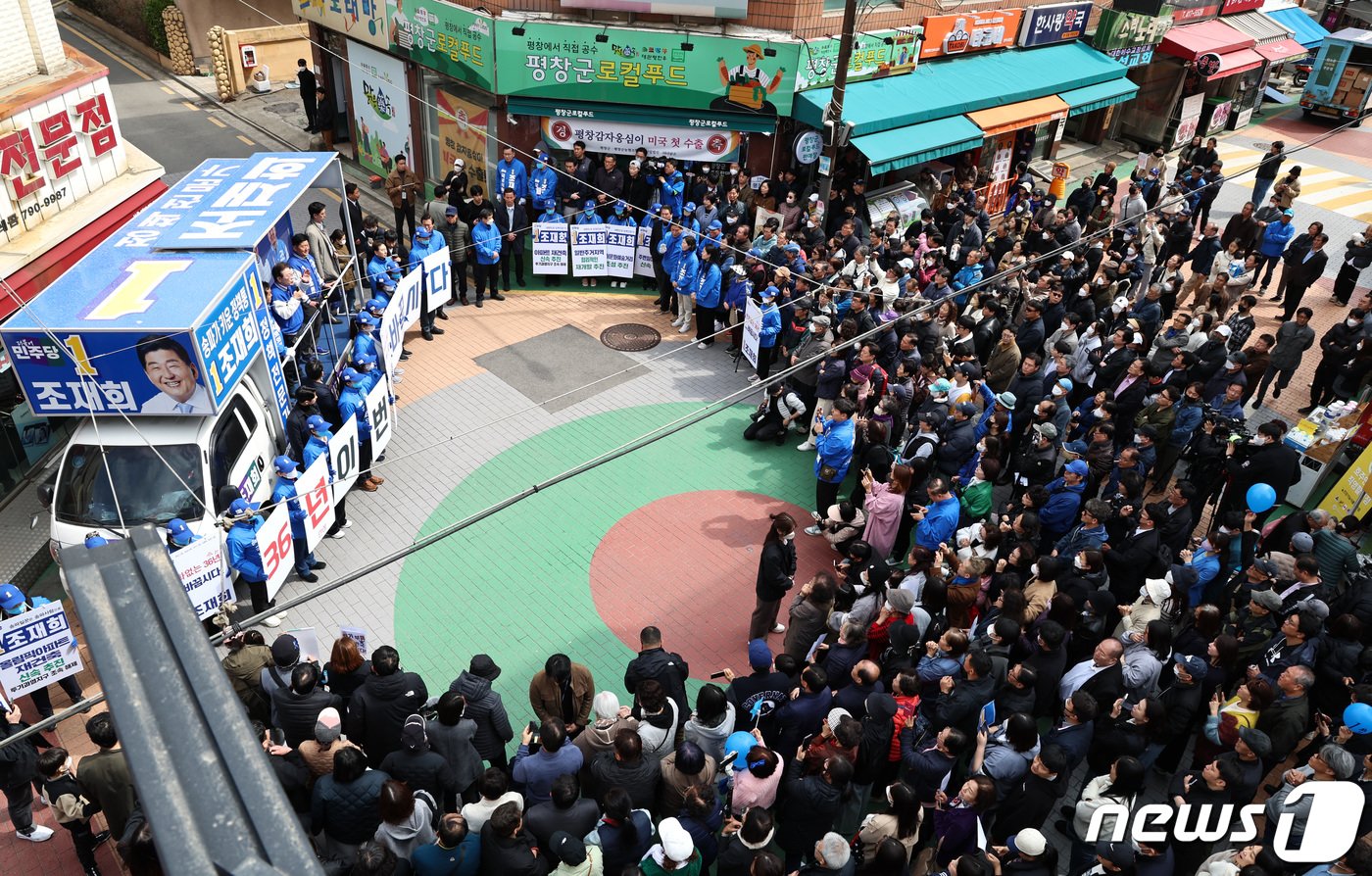 이재명 더불어민주당 대표 겸 상임공동선거대책위원장이 30일 오전 서울 송파구 방이시장에서 조재희&#40;송파갑&#41; 후보 지원유세를 하고 있다. 2024.3.30/뉴스1 ⓒ News1 구윤성 기자