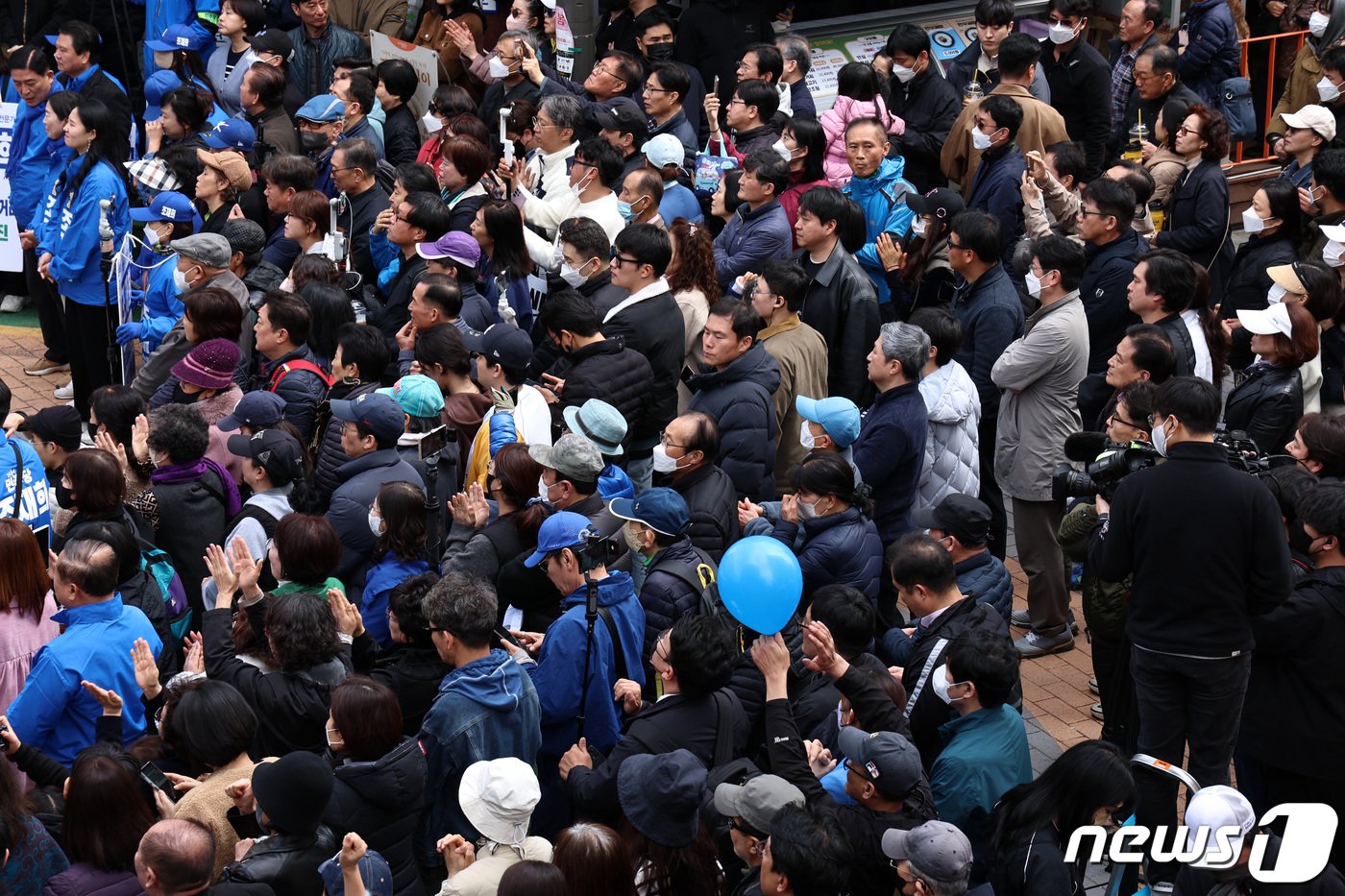 30일 오전 서울 송파구 방이시장을 찾은 유권자들이 조재희&#40;송파갑&#41; 더불어민주당 후보 유세를 지켜보고 있다. 2024.3.30/뉴스1 ⓒ News1 구윤성 기자