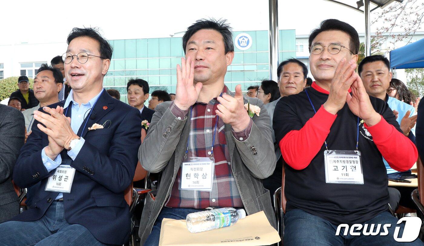 본문 이미지 - 제22대 국회의원 선거 서귀포시 선거구 더불어민주당 위성곤 후보(왼쪽)와 국민의힘 고기철 후보(오른쪽)가 30일 서귀포고등학교 운동장에서 열린 '제35회 서고인 체육대회 및 한마당 축제' 개회식에서 박수를 치고 있다.2024.3.30./뉴스1