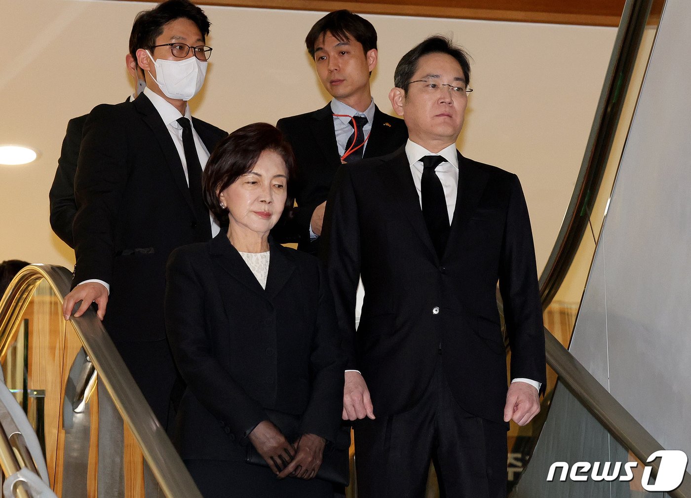 본문 이미지 - 이재용 삼성전자 회장(오른쪽)과 홍라희 전 삼성미술관 리움 관장이 30일 오후 서울 서대문구 연세 세브란스 장례식장에 마련된 故조석래 효성그룹 명예회장 빈소에 도착하고 있다. 2024.3.30/뉴스1 ⓒ News1 장수영 기자