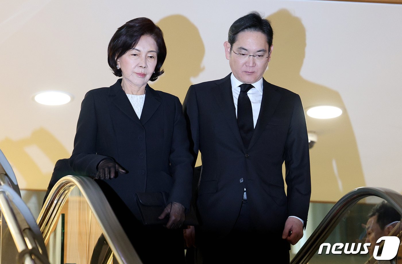 본문 이미지 - 이재용 삼성전자 회장(오른쪽)과 홍라희 전 삼성미술관 리움 관장이 30일 오후 서울 서대문구 연세 세브란스 장례식장에 마련된 故조석래 효성그룹 명예회장 빈소에 도착하고 있다. 2024.3.30/뉴스1 ⓒ News1 장수영 기자