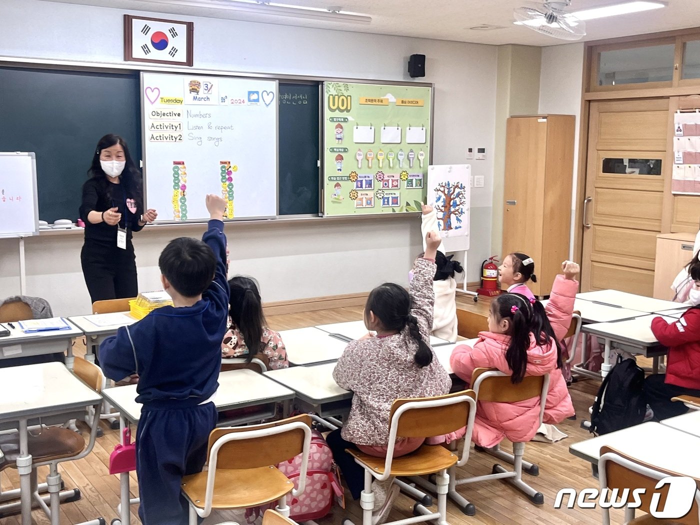 대구광역시 북구 삼영초에서 26일 오후 늘봄학교의 맞춤형 프로그램이 진행되고 있다. 초등학교 1학년 학생들이 영어놀이에 적극적으로 참여하고 있다.   2024.3.26/뉴스1 ⓒ News1 이유진 기자