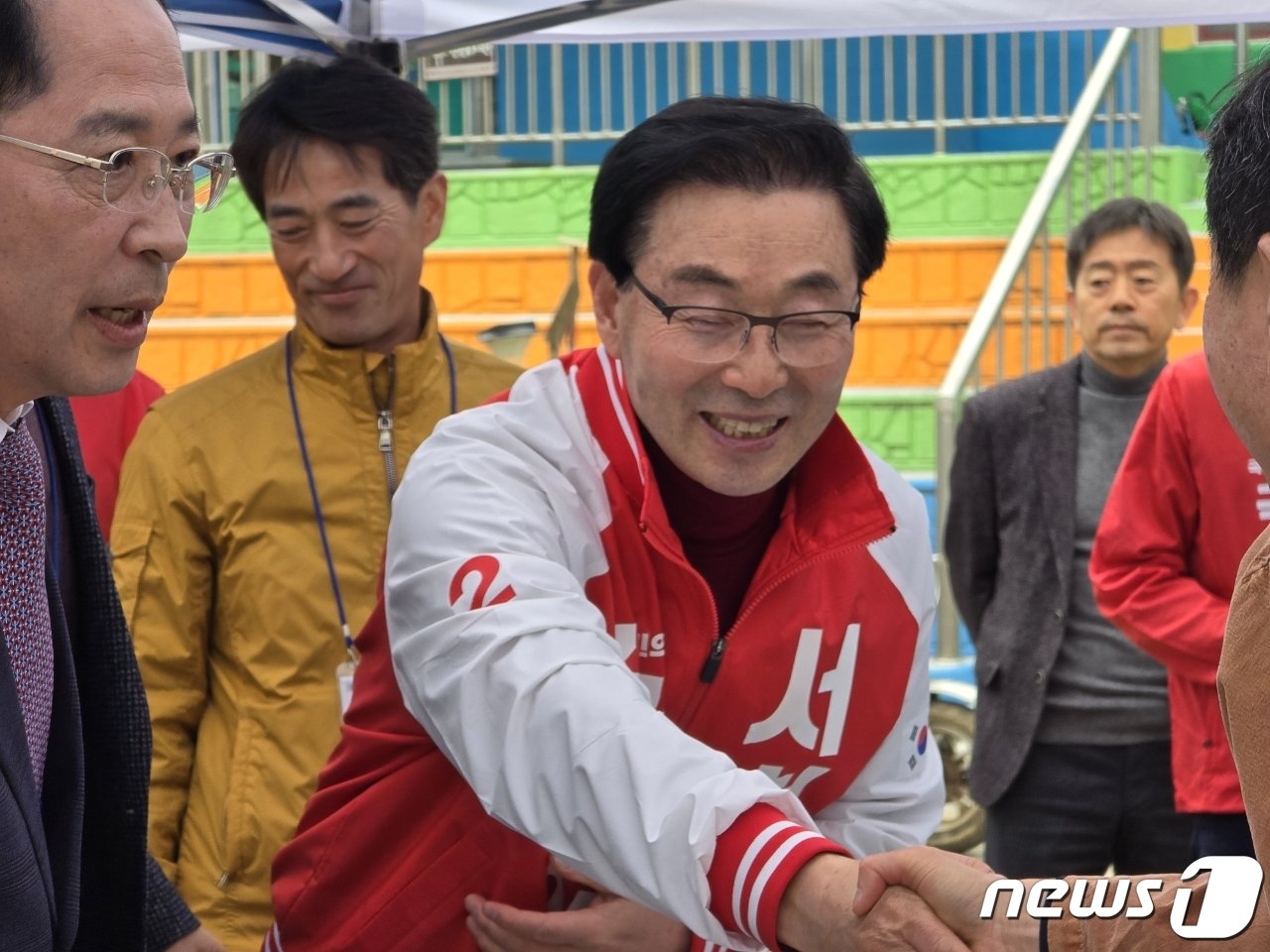 본문 이미지 - 30일 경남 남해군을 찾은 국민의힘 서천호 후보가 시민과 인사를 나누고 있다.(서천호 선거사무소 제공)