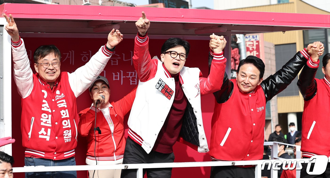 본문 이미지 - 한동훈 국민의힘 비상대책위원장 겸 총괄선거대책위원장이 30일 오후 인천 계양구 계산역 인근에서 원희룡(계양을), 최원식(계양갑) 후보에 대한 지지를 호소하고 있다. 2024.3.29/뉴스1 ⓒ News1 구윤성 기자