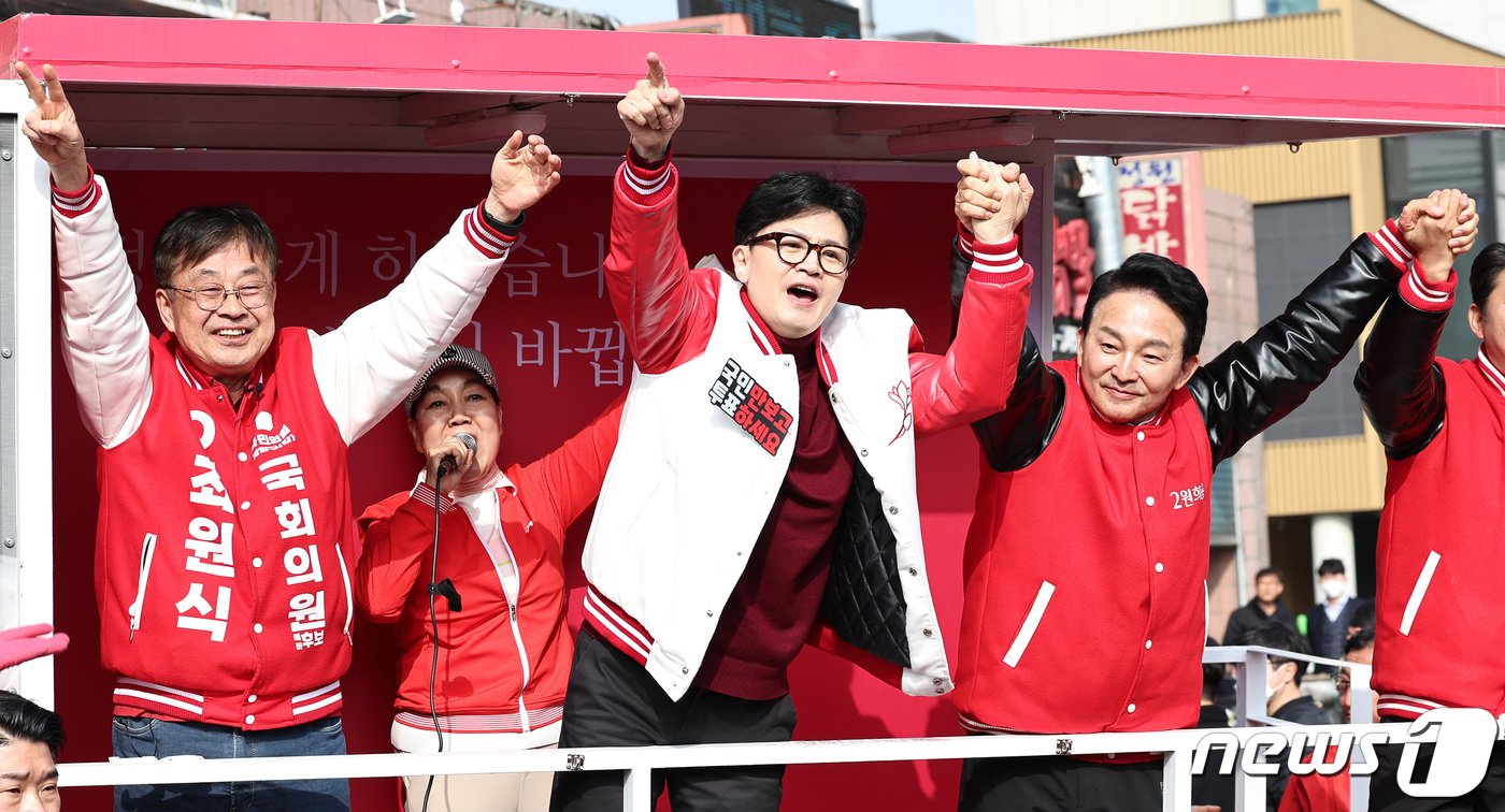 한동훈 국민의힘 비상대책위원장 겸 총괄선거대책위원장이 30일 오후 인천 계양구 계산역 인근에서 원희룡&#40;계양을&#41;, 최원식&#40;계양갑&#41; 후보에 대한 지지를 호소하고 있다. 2024.3.29/뉴스1 ⓒ News1 구윤성 기자