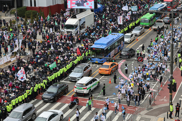 주말 서울 도심 집회· 부활절 행사 교통혼잡…"대중교통 이용하세요"