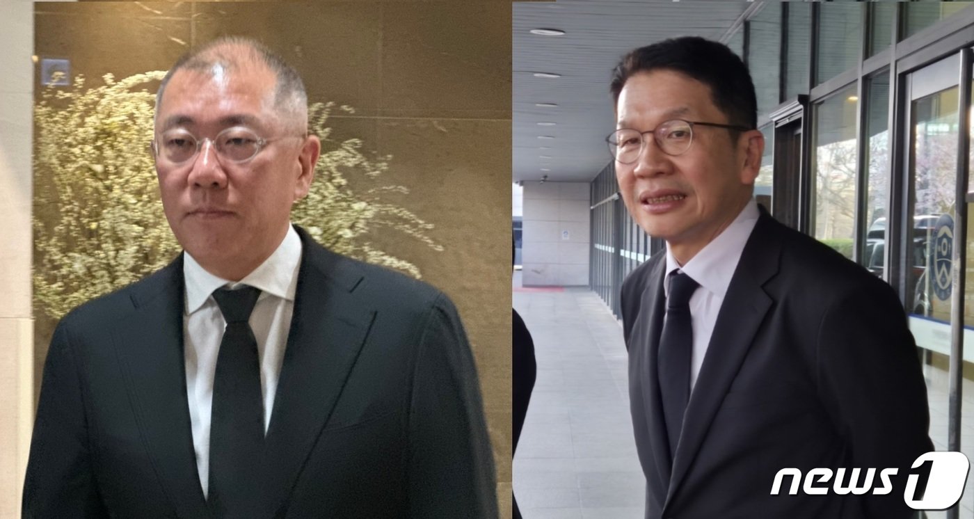 본문 이미지 - 정의선 현대자동차그룹 회장(왼쪽)과 최창원 SK수펙스추구협의회 의장이 30일 서울 신촌 세브란스병원 장례식장에 마련된 고(故) 조석래 효성그룹 명예회장의 빈소를 조문한 뒤 떠나고 있다.(공동취재단)/뉴스1