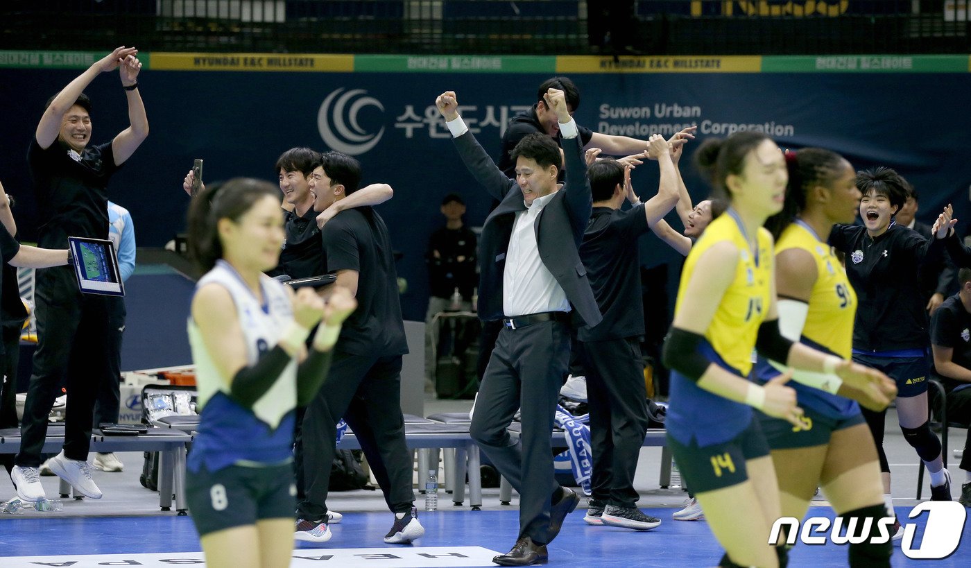 본문 이미지 - 30일 오후 경기 수원시 장안구 수원실내체육관에서 열린 프로배구 ‘도드람 2023~2024 V리그’ 여자부 챔피언결정전 2차전 흥국생명과 현대건설의 경기, 현대건설 강성형 감독이 승리 후 기뻐하고 있다. (현대건설 배구단 제공) 2024.3.30/뉴스1