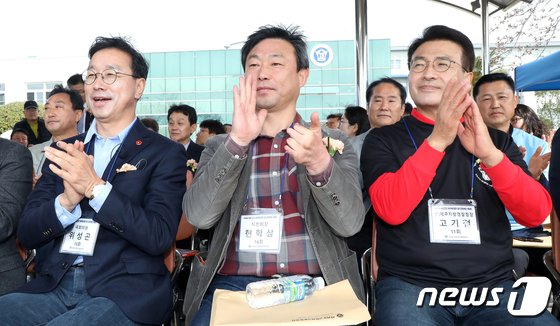 제22대 국회의원 선거 서귀포시 선거구 더불어민주당 위성곤 후보&#40;왼쪽&#41;와 국민의힘 고기철 후보&#40;오른쪽&#41;가 30일 서귀포고등학교 운동장에서 열린 &#39;제35회 서고인 체육대회 및 한마당 축제&#39; 개회식에서 박수를 치고 있다.2024.3.30./뉴스1