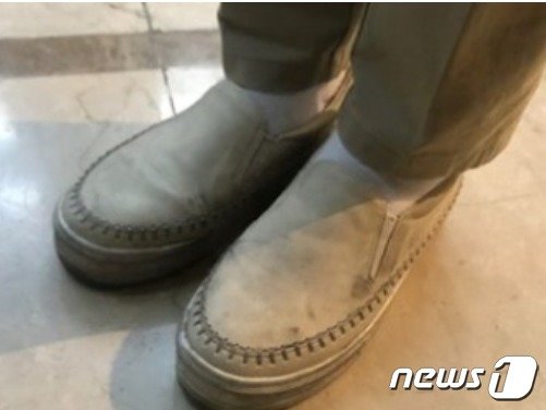 본문 이미지 -  21대 총선에서 낙선한 당시 나경원 미래통합당(국민의힘 전신) 의원이 2020년 4월 17일, SNS에 "선거 기간 내내 신도 다녔던 흰색 운동화가 누렇게 변했다"며 사진을 소개했다. ⓒ 뉴스1