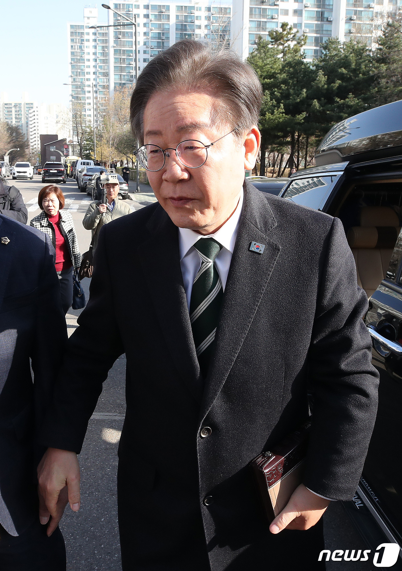 (인천=뉴스1) 임세영 기자 = 제22대 총선 인천계양을에 출마한 이재명 더불어민주당 대표가 31일 오전 인천 계양구 가나안교회에서 부활절 예배를 하기 위해 이동하고 있다. 202 …