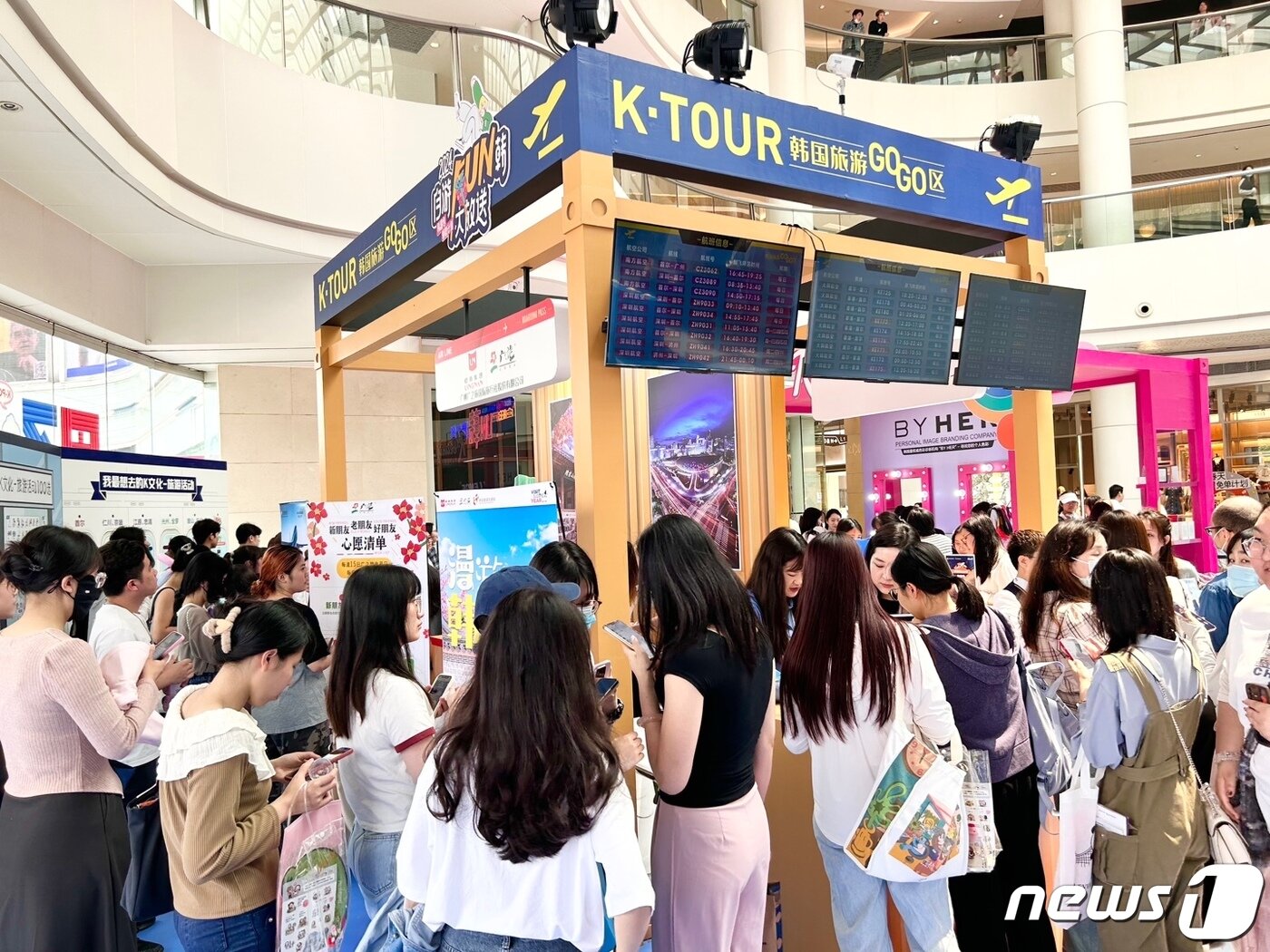 본문 이미지 - 사진은 광저우 원링크(Onelink Walk) 쇼핑몰에서 열린 로드쇼에 인파가 붐비는 모습. (문체부 제공) 2024.3.31 ⓒ 뉴스1