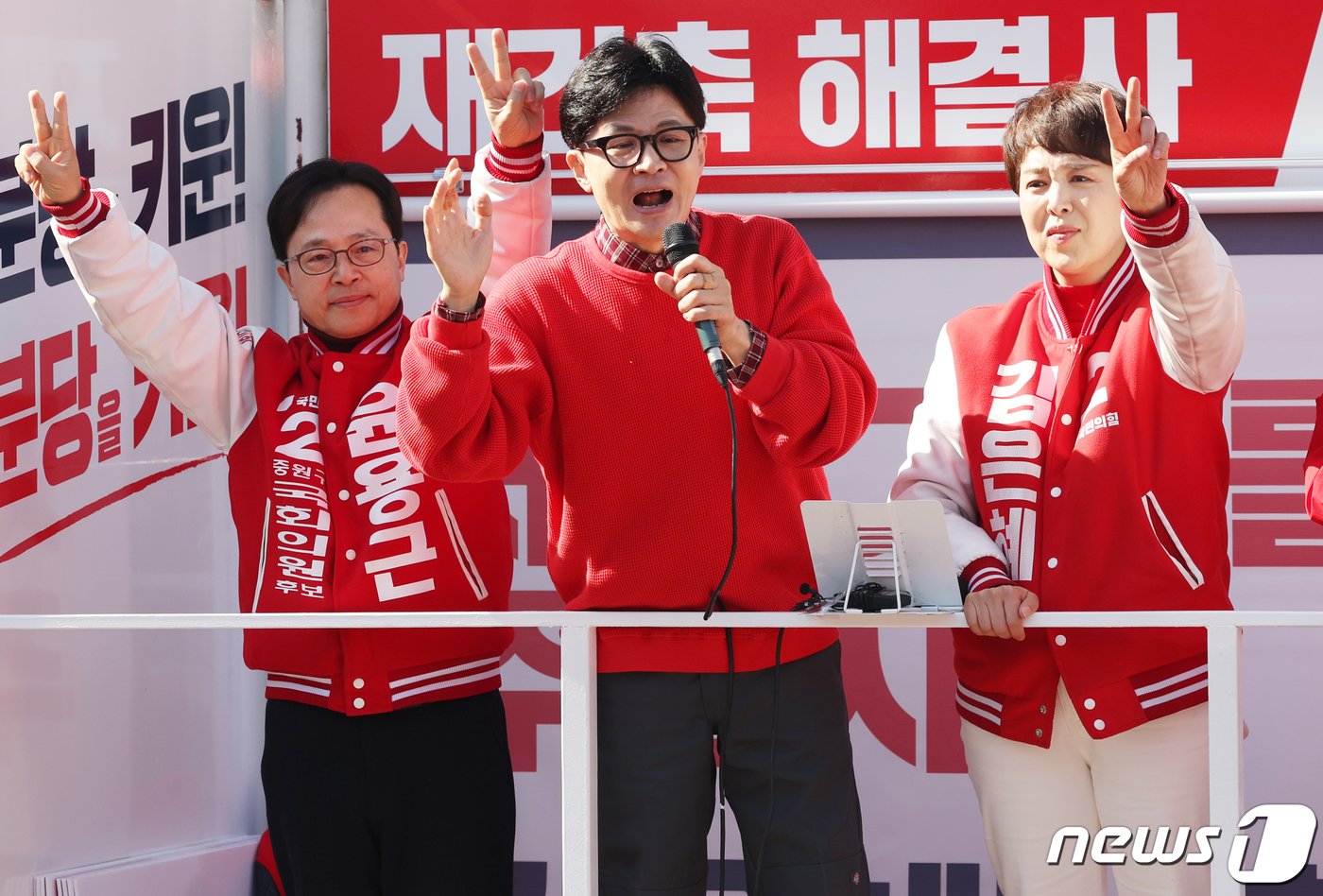 본문 이미지 - 한동훈 국민의힘 총괄선거대책위원장이 31일 경기 성남시 분당구 오리역광장에서 지원 유세를 하고 있다. 2024.3.31/뉴스1 ⓒ News1 송원영 기자