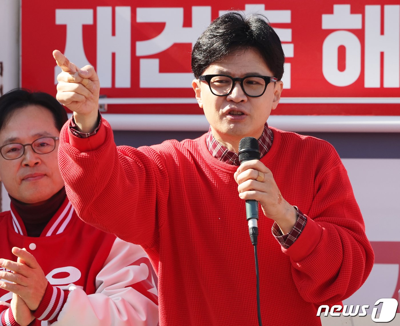 본문 이미지 - 한동훈 국민의힘 비상대책위원장 겸 총괄선거대책위원장이 31일 경기 성남시 분당구 오리역광장에서 지원 유세를 하고 있다. 2024.3.31/뉴스1 ⓒ News1 송원영 기자