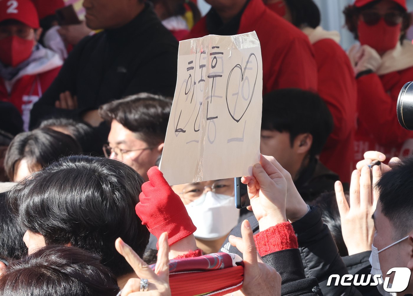 본문 이미지 - 31일 경기 성남시 분당구 오리역광장에서 열린 김은혜 국민의힘 성남분당을 후보의 유세에서 시민들이 한동훈 국민의힘 총괄선대위원장을 응원하고 있다. 2024.3.31/뉴스1 ⓒ News1 송원영 기자