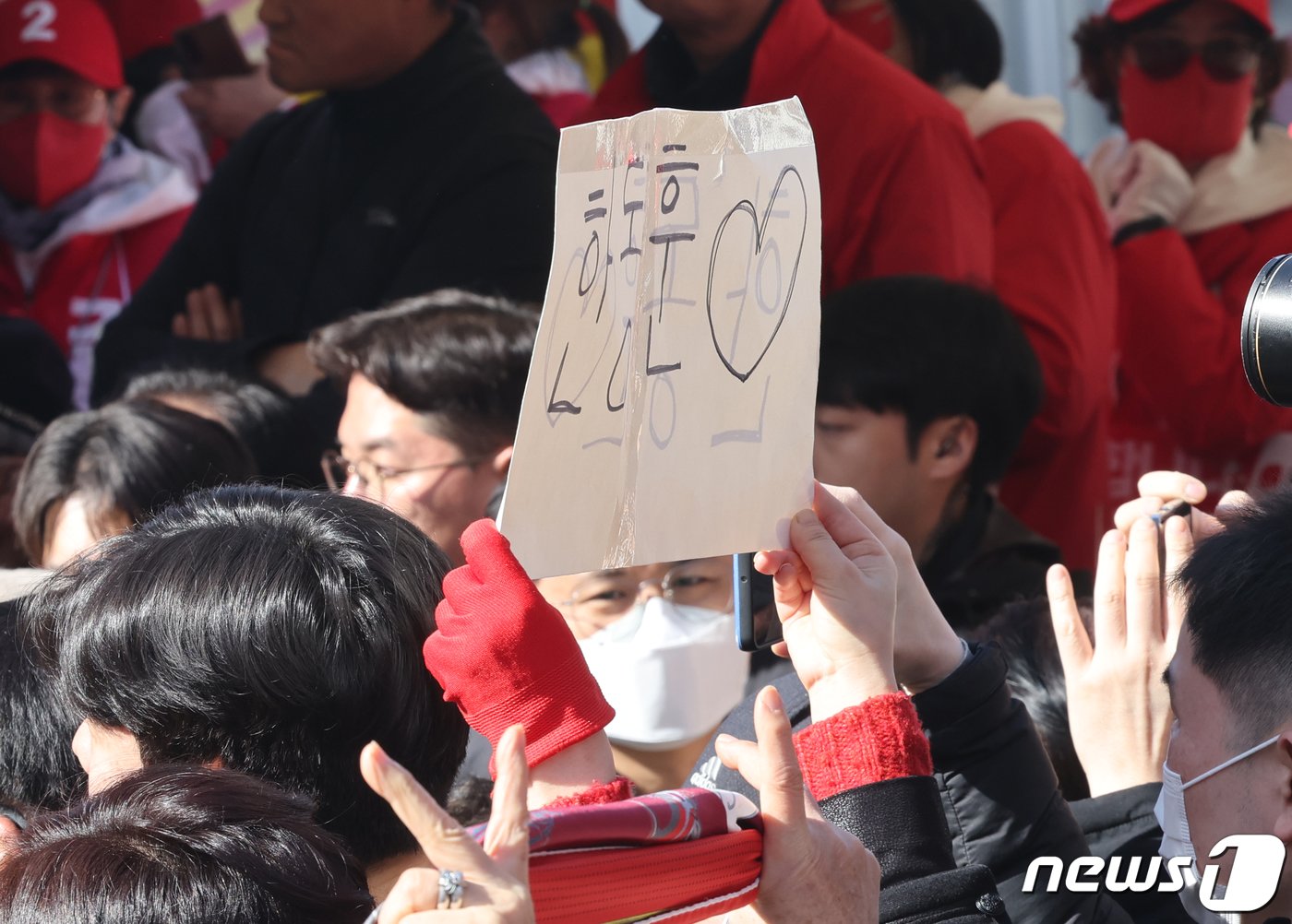 31일 경기 성남시 분당구 오리역광장에서 열린 김은혜 국민의힘 성남분당을 후보의 유세에서 시민들이 한동훈 국민의힘 총괄선대위원장을 응원하고 있다. 2024.3.31/뉴스1 ⓒ News1 송원영 기자