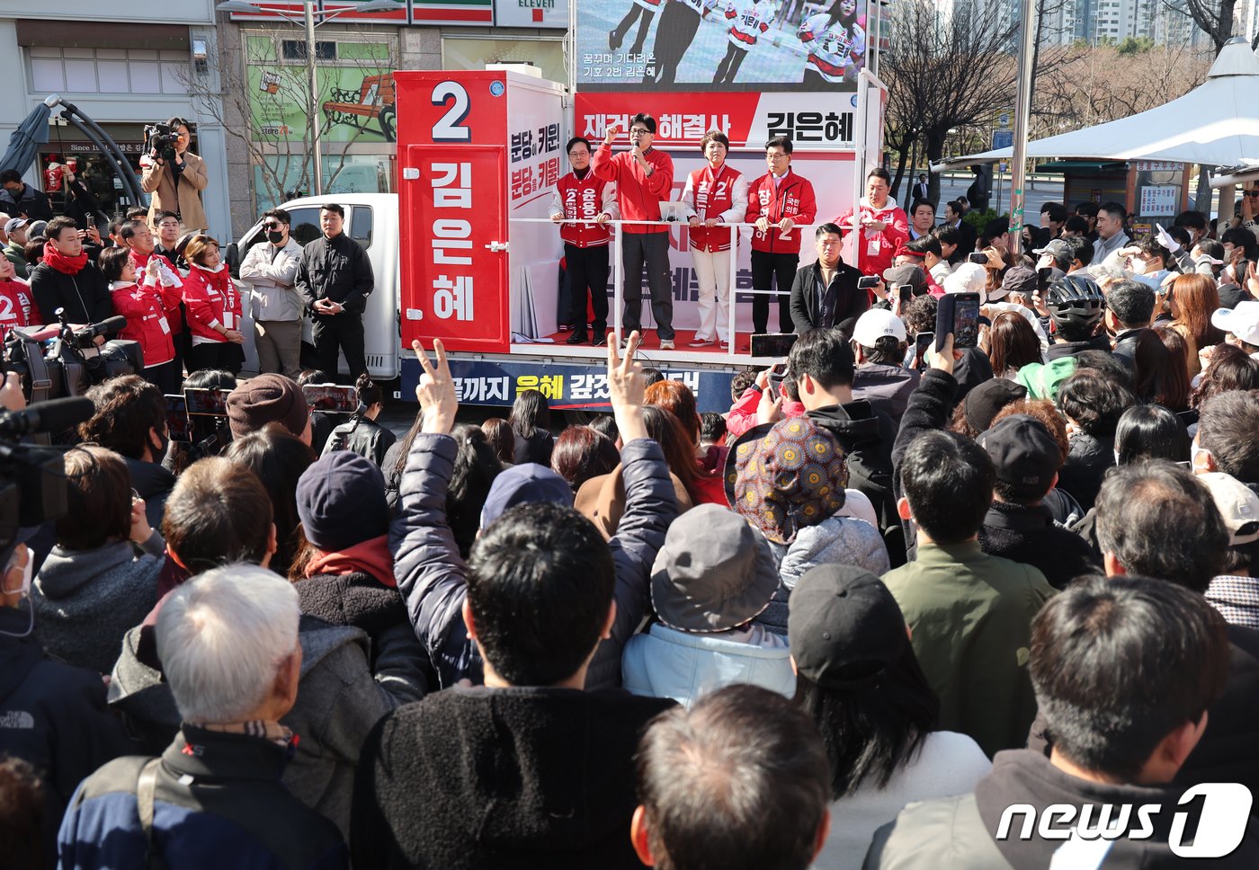본문 이미지 - 한동훈 국민의힘 총괄선거대책위원장이 31일 경기 성남시 분당구 오리역광장에서 김은혜(성남분당을), 윤용근(성남중원), 장영하(성남수정) 후보의 지원 유세를 하고 있다. 2024.3.31/뉴스1 ⓒ News1 송원영 기자