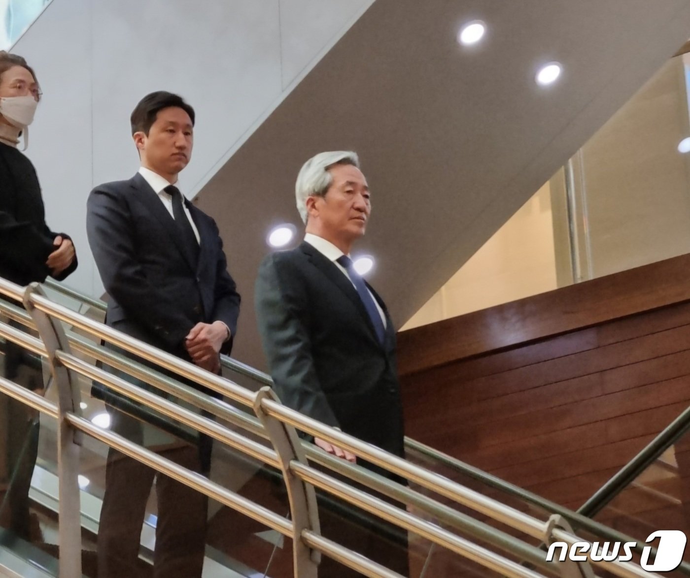 본문 이미지 - 정기선 HD현대 부회장과 부친인 정몽준 아산사회복지재단 이사장이 31일 오전 서울 서대문구 연세 세브란스 장례식장에 마련된 故조석래 효성그룹 명예회장 빈소에 도착하고 있다. 2024.3.31/뉴스1 박주평 기자 ⓒ News1 최동현 기자