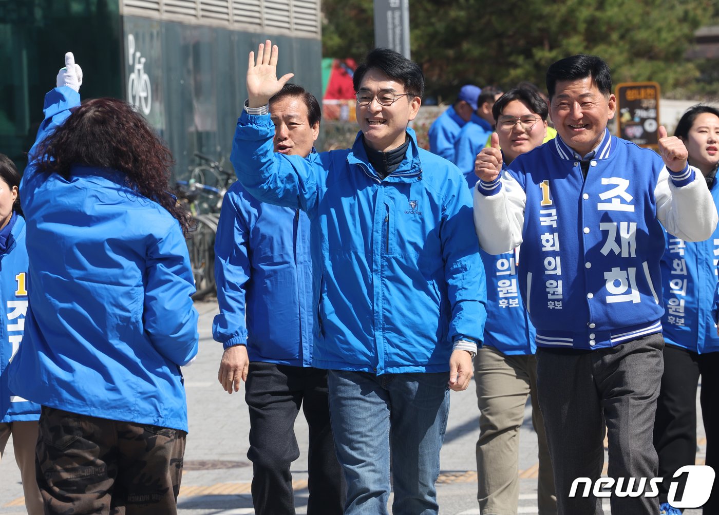 본문 이미지 - 박용진 더불어민주당 의원이 31일 서울 송파구 올림픽공원역 인근에서 조재희 송파갑 후보 지원 유세에 나서고 있다. 2024.3.31/뉴스1 ⓒ News1 송원영 기자