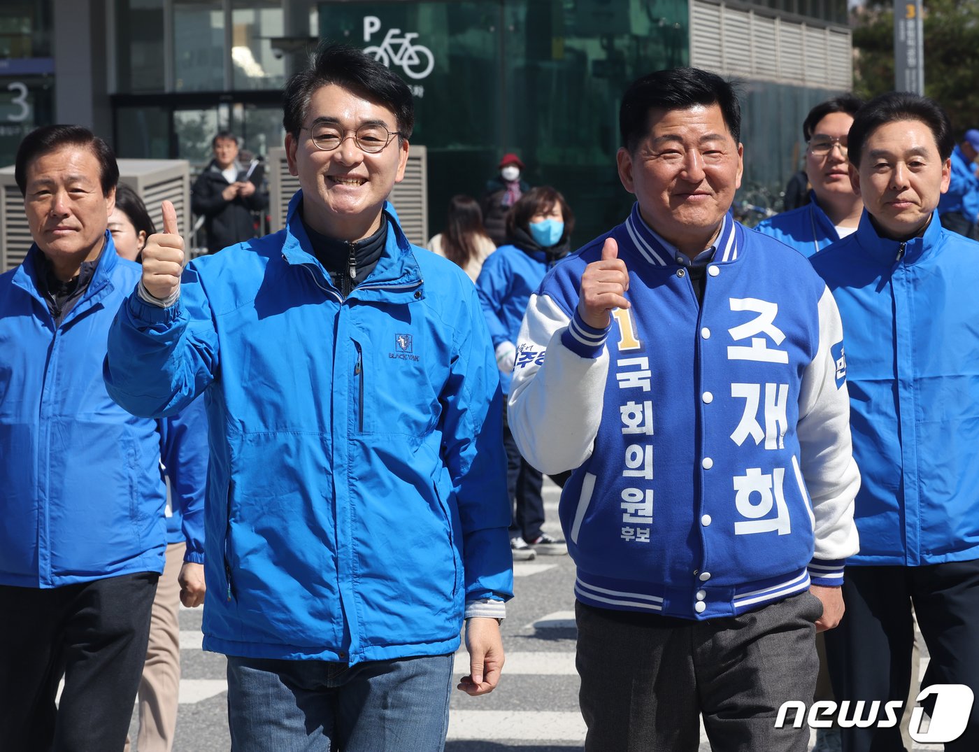 본문 이미지 - 박용진 더불어민주당 의원이 31일 서울 송파구 올림픽공원역 인근에서 조재희 송파갑 후보 지원 유세에 나서고 있다. 2024.3.31/뉴스1 ⓒ News1 송원영 기자